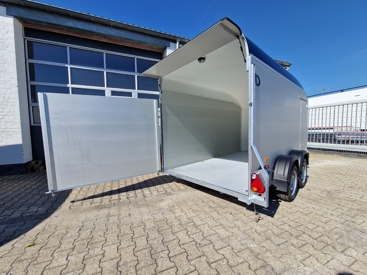 Cargo Roadster 700 plus 375x180x200cm Alu Poly kingblue Seitentür Pullman 2600kg 100km/H Aktion - Remolque caja cerrada: foto 4 Cargo Roadster 700 plus 375x180x200cm Alu Poly kingblue Seitentür Pullman 2600kg 100km/H Aktion - Remolque caja cerrada: foto 4
