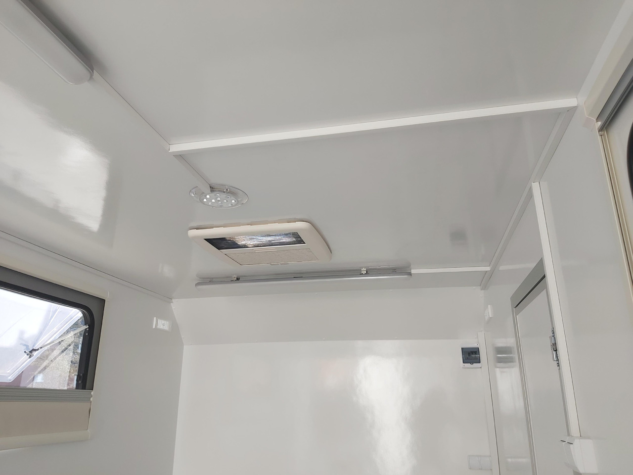 Remolque caja cerrada Hochlader Koffer TFSP 420T.01 420x200x210cm Heckrampe Seitentür 2 Fenster+ DL 230V IL 2700kg 100km/H: foto 7