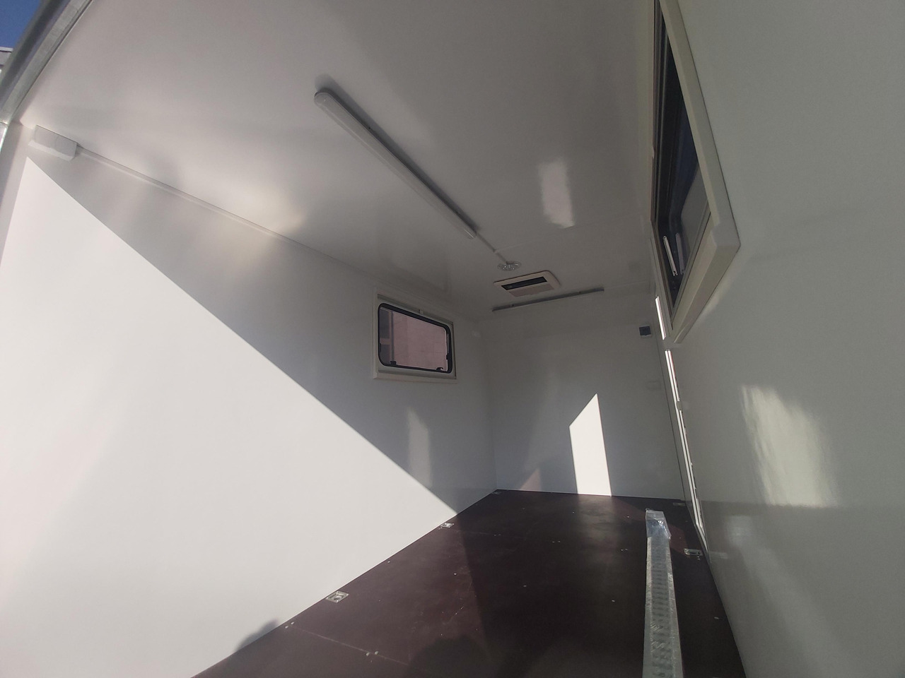 Remolque caja cerrada Hochlader Koffer TFSP 420T.01 420x200x210cm Heckrampe Seitentür 2 Fenster+ DL 230V IL 2700kg 100km/H: foto 11