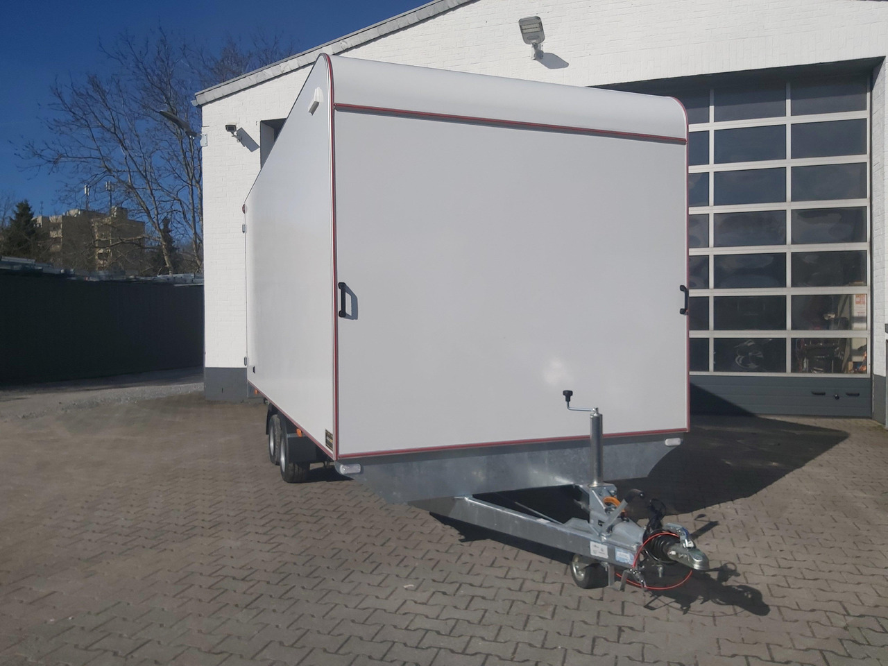 Hochlader Koffer TFSP 470T.00 470x220x210cm aero Zurrsystem 10" 100km/H 2700kg - Remolque caja cerrada: foto 4 Hochlader Koffer TFSP 470T.00 470x220x210cm aero Zurrsystem 10" 100km/H 2700kg - Remolque caja cerrada: foto 4