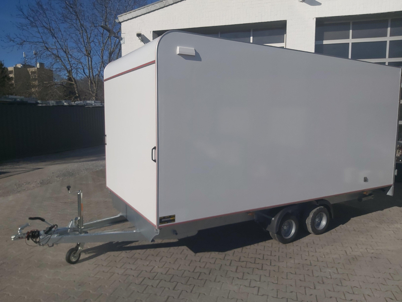 Hochlader Koffer TFSP 470T.00 470x220x210cm aero Zurrsystem 10" 100km/H 2700kg - Remolque caja cerrada: foto 1 Hochlader Koffer TFSP 470T.00 470x220x210cm aero Zurrsystem 10" 100km/H 2700kg - Remolque caja cerrada: foto 1