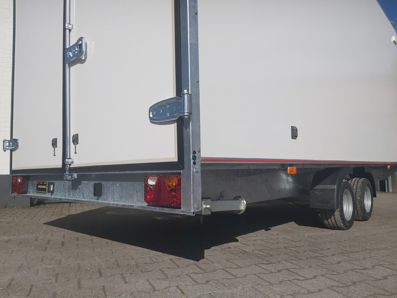 Hochlader Koffer TFSP 500T.00 500x220x210cm aero Zurrsystem 10 Zoll (XXL) 100km/H 2700kg - Remolque caja cerrada: foto 4 Hochlader Koffer TFSP 500T.00 500x220x210cm aero Zurrsystem 10 Zoll (XXL) 100km/H 2700kg - Remolque caja cerrada: foto 4