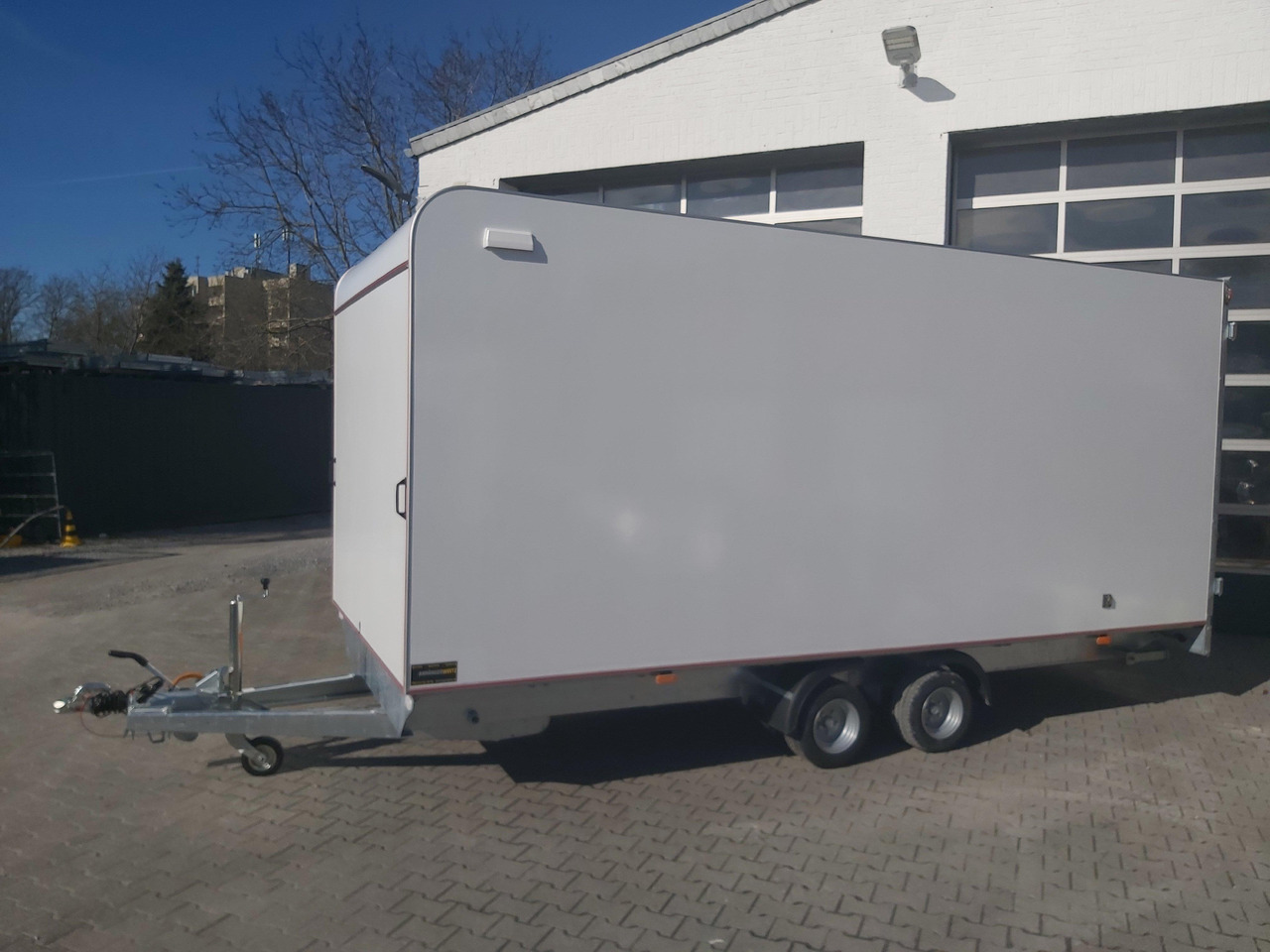 Hochlader Koffer TFSP 500T.00 500x220x210cm aero Zurrsystem 10 Zoll (XXL) 100km/H 2700kg - Remolque caja cerrada: foto 1 Hochlader Koffer TFSP 500T.00 500x220x210cm aero Zurrsystem 10 Zoll (XXL) 100km/H 2700kg - Remolque caja cerrada: foto 1