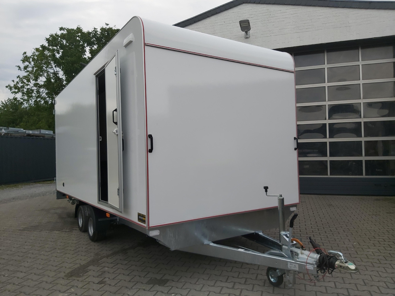 Hochlader Koffer TFSP 500T.00 500x220x210cm aero Zurrsytem Seitentür 10" (XXL) 100km/H 3000kg - Remolque caja cerrada: foto 2 Hochlader Koffer TFSP 500T.00 500x220x210cm aero Zurrsytem Seitentür 10" (XXL) 100km/H 3000kg - Remolque caja cerrada: foto 2