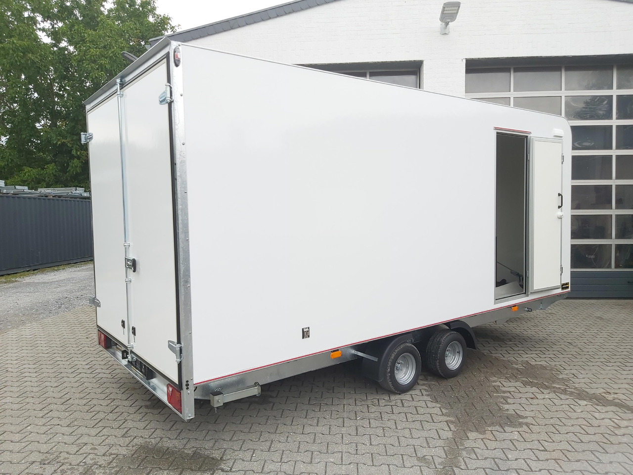 Hochlader Koffer TFSP 500T.00 500x220x210cm aero Zurrsytem Seitentür 10" (XXL) 100km/H 3000kg - Remolque caja cerrada: foto 3 Hochlader Koffer TFSP 500T.00 500x220x210cm aero Zurrsytem Seitentür 10" (XXL) 100km/H 3000kg - Remolque caja cerrada: foto 3