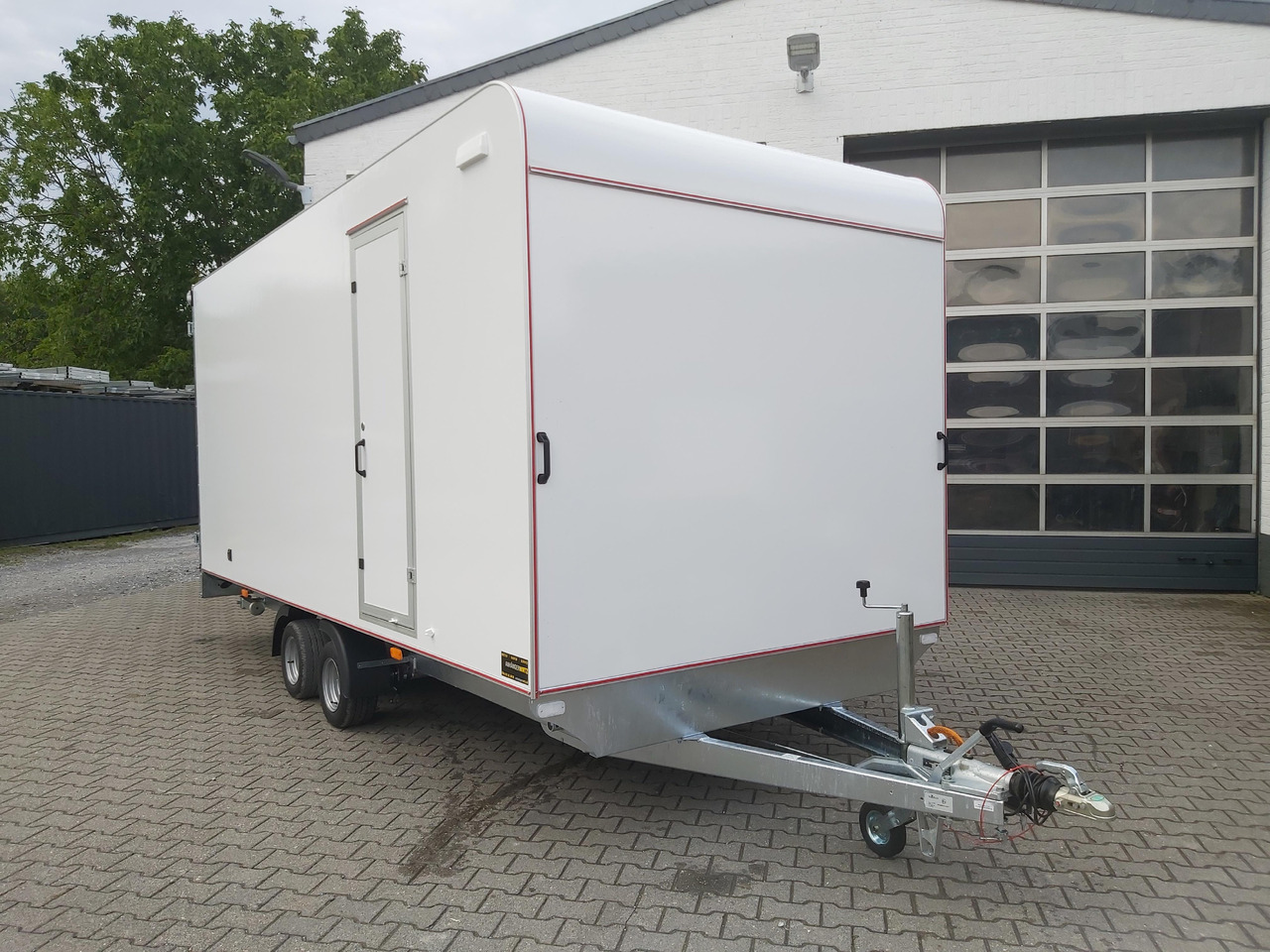Hochlader Koffer TFSP 500T.00 500x220x210cm aero Zurrsytem Seitentür 10" (XXL) 100km/H 3000kg - Remolque caja cerrada: foto 1 Hochlader Koffer TFSP 500T.00 500x220x210cm aero Zurrsytem Seitentür 10" (XXL) 100km/H 3000kg - Remolque caja cerrada: foto 1