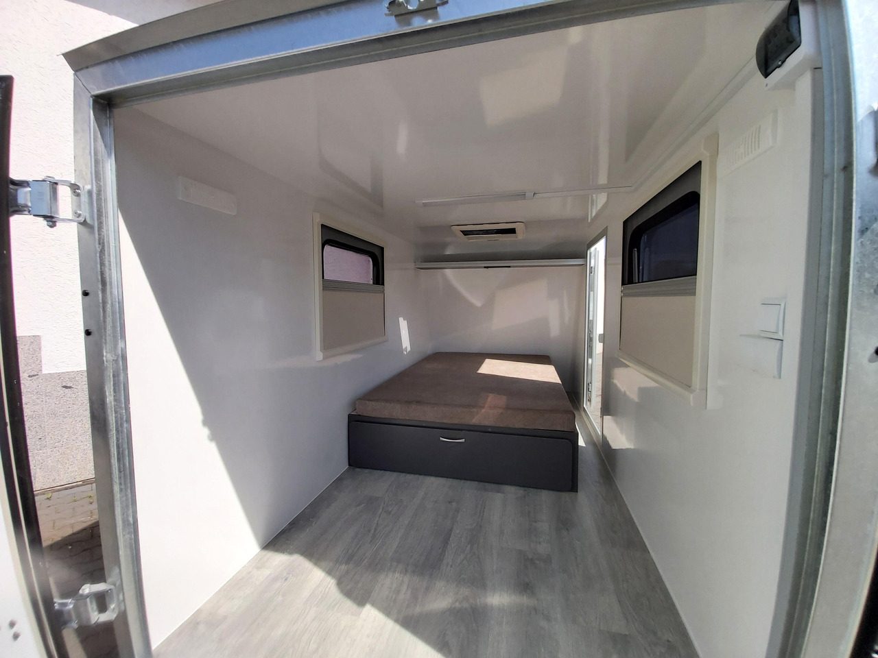 Caravana Kargo Camp TFS S Midi 320x150x150cm aero LUX Bett Fenster Seitentür Dachluke Strom 750kg Bremse 2024: foto 8