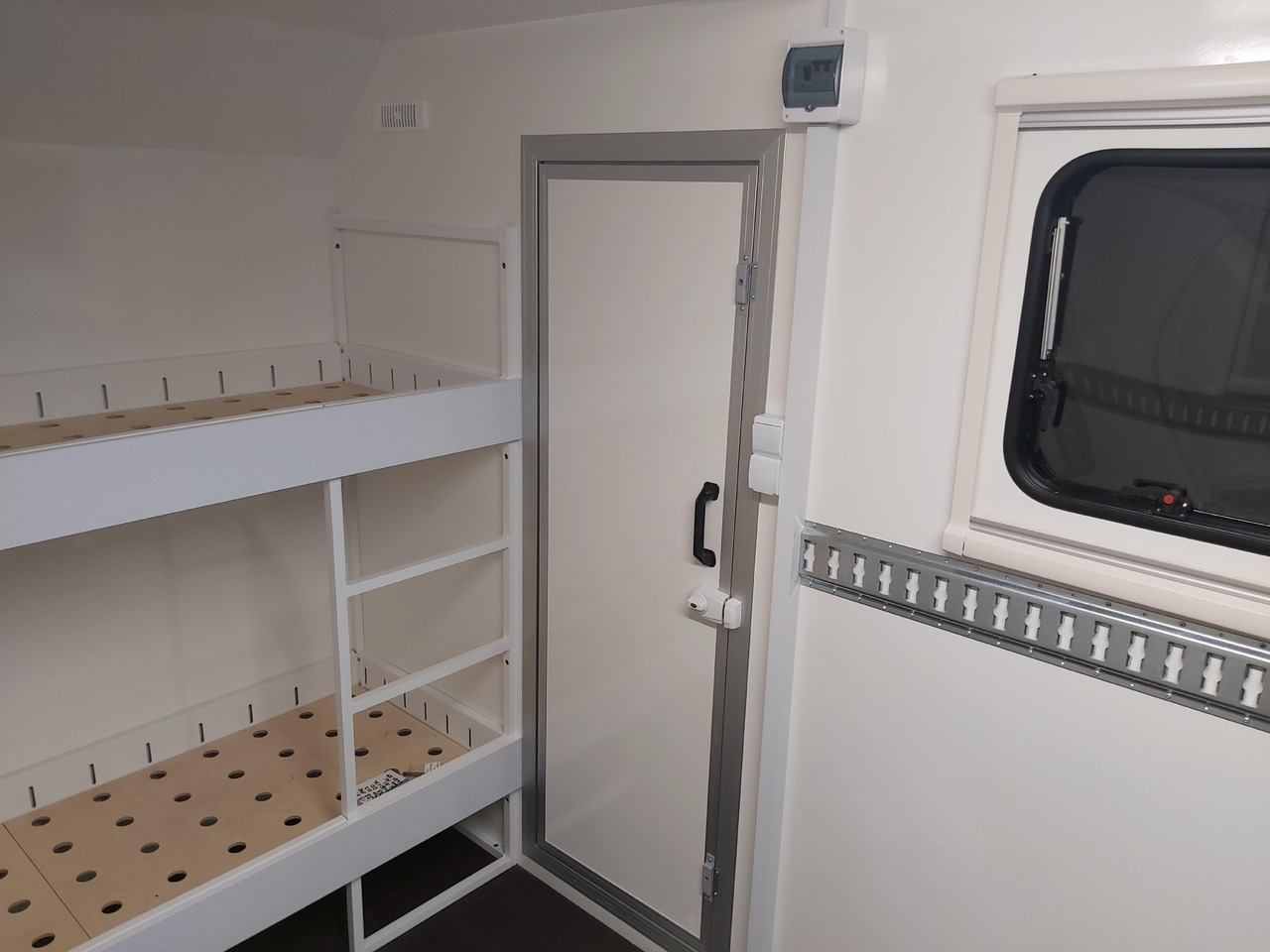 Caravana Koffer Sport Camp TFS 360.01 360x200x210cm aero Seitentür Heckrampe Fenster Bett (L) 100kmH 1300kg: foto 9