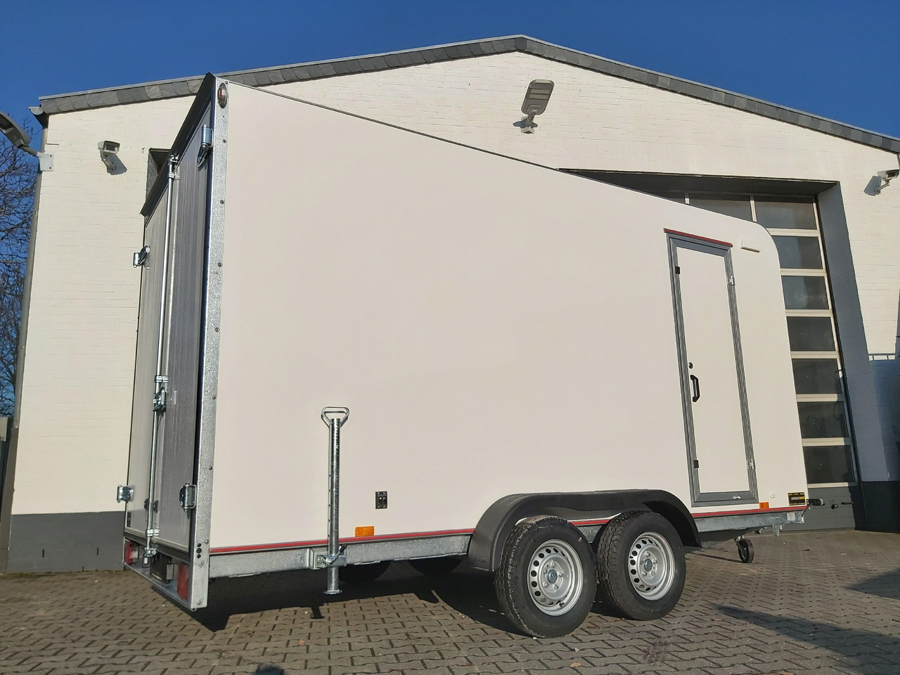 Koffer TFS 420T.00 2700 420x200x210cm aero Seitentür Zurrsystem IL (XL) 100km/H 2700kg Modell 2024 - Remolque caja cerrada: foto 5 Koffer TFS 420T.00 2700 420x200x210cm aero Seitentür Zurrsystem IL (XL) 100km/H 2700kg Modell 2024 - Remolque caja cerrada: foto 5