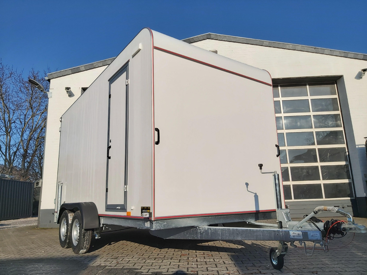 Koffer TFS 420T.00 2700 420x200x210cm aero Seitentür Zurrsystem IL (XL) 100km/H 2700kg Modell 2024 - Remolque caja cerrada: foto 2 Koffer TFS 420T.00 2700 420x200x210cm aero Seitentür Zurrsystem IL (XL) 100km/H 2700kg Modell 2024 - Remolque caja cerrada: foto 2