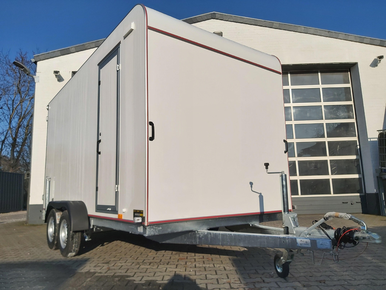 Koffer TFS 420T.00 2700 420x200x210cm aero Seitentür Zurrsystem IL (XL) 100km/H 2700kg Modell 2024 - Remolque caja cerrada: foto 1 Koffer TFS 420T.00 2700 420x200x210cm aero Seitentür Zurrsystem IL (XL) 100km/H 2700kg Modell 2024 - Remolque caja cerrada: foto 1