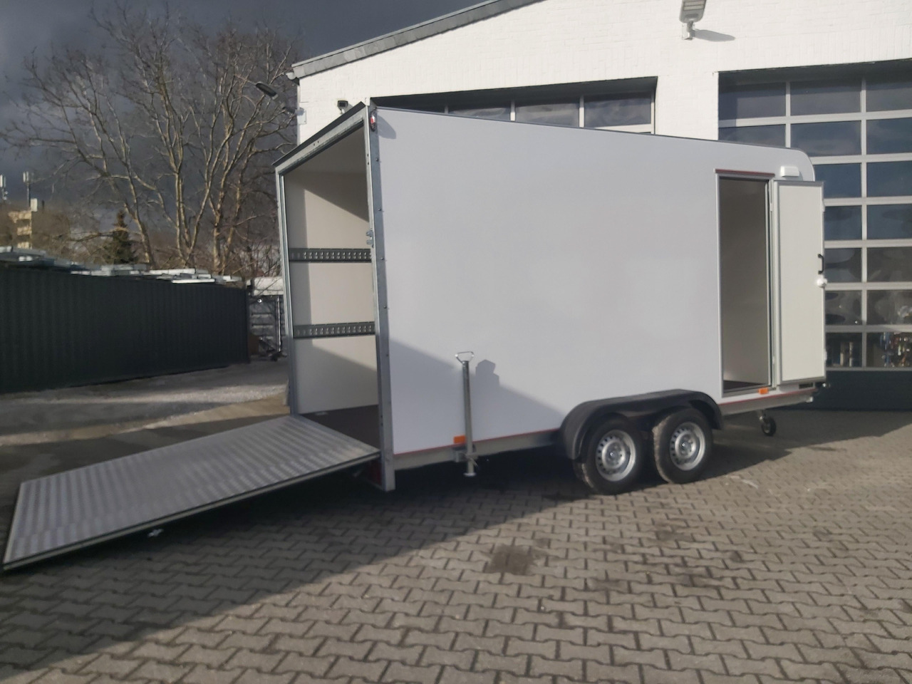 Koffer TFS 420T.01 2700 420x200x210cm aero Heckrampe Seitentür Licht (XL) 100km/H 2700kg Modell 2024 - Remolque caja cerrada: foto 2 Koffer TFS 420T.01 2700 420x200x210cm aero Heckrampe Seitentür Licht (XL) 100km/H 2700kg Modell 2024 - Remolque caja cerrada: foto 2