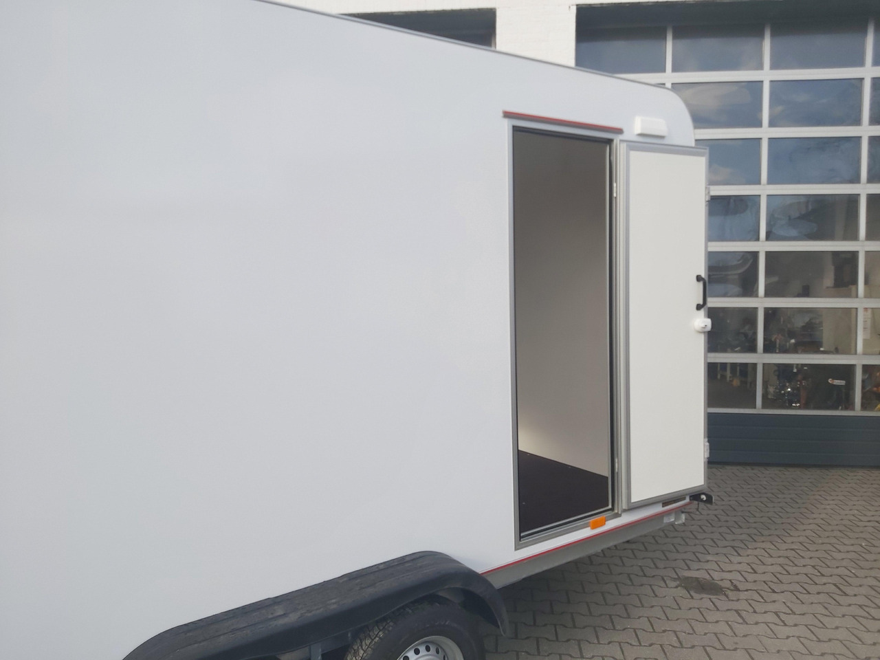 Koffer TFS 420T.01 2700 420x200x210cm aero Heckrampe Seitentür Licht (XL) 100km/H 2700kg Modell 2024 - Remolque caja cerrada: foto 4 Koffer TFS 420T.01 2700 420x200x210cm aero Heckrampe Seitentür Licht (XL) 100km/H 2700kg Modell 2024 - Remolque caja cerrada: foto 4