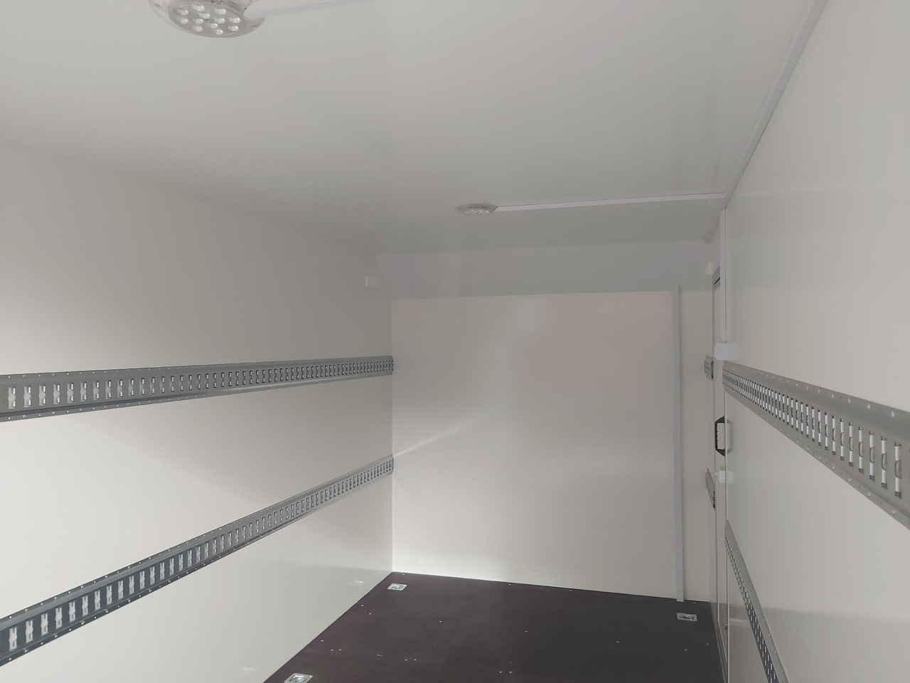 Koffer TFS 420T.01 2700 420x200x210cm aero Heckrampe Seitentür Licht (XL) 100km/H 2700kg Modell 2024 - Remolque caja cerrada: foto 5 Koffer TFS 420T.01 2700 420x200x210cm aero Heckrampe Seitentür Licht (XL) 100km/H 2700kg Modell 2024 - Remolque caja cerrada: foto 5