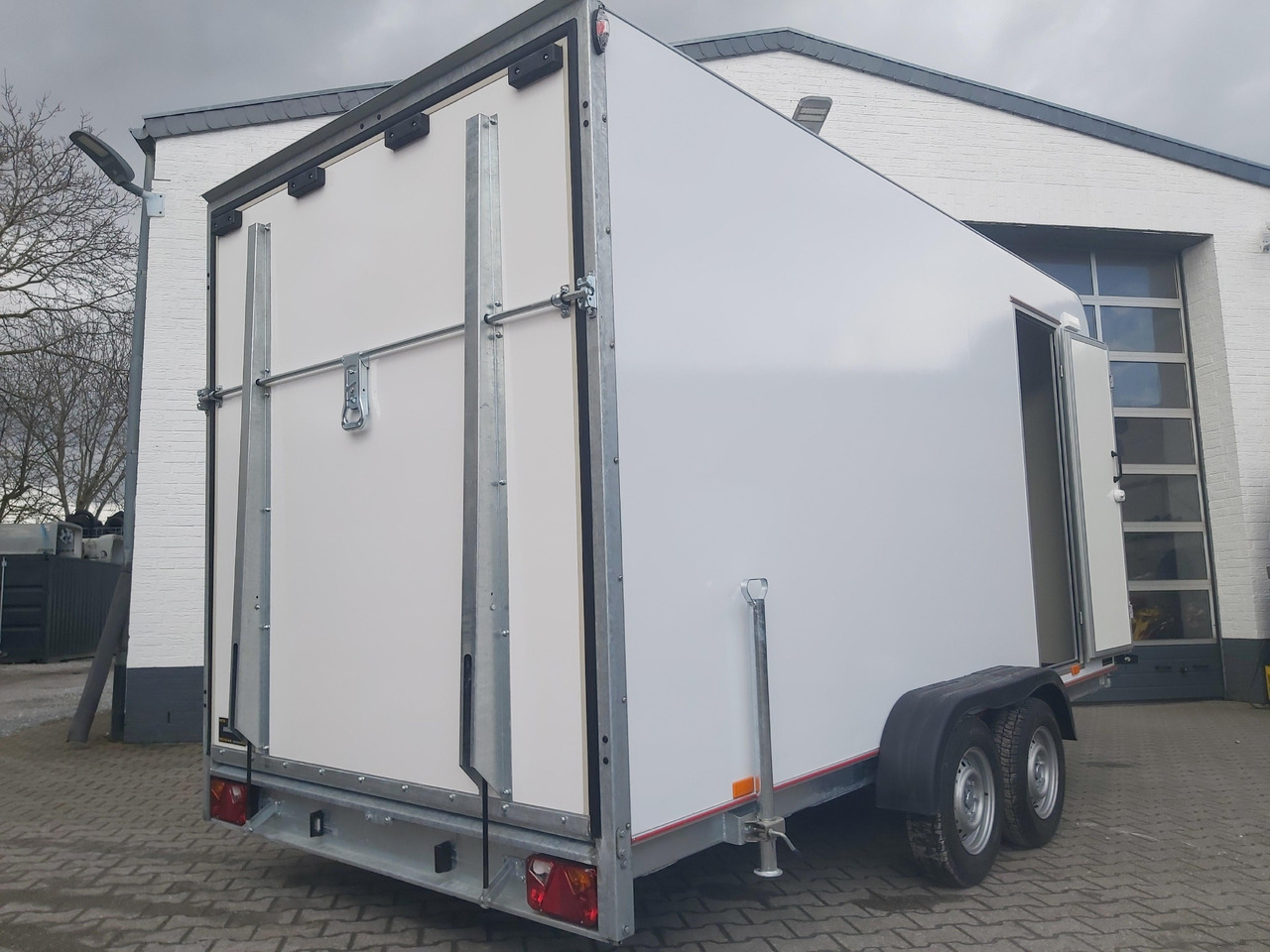 Koffer TFS 420T.01 2700 420x200x210cm aero Heckrampe Seitentür Licht (XL) 100km/H 2700kg Modell 2024 - Remolque caja cerrada: foto 3 Koffer TFS 420T.01 2700 420x200x210cm aero Heckrampe Seitentür Licht (XL) 100km/H 2700kg Modell 2024 - Remolque caja cerrada: foto 3