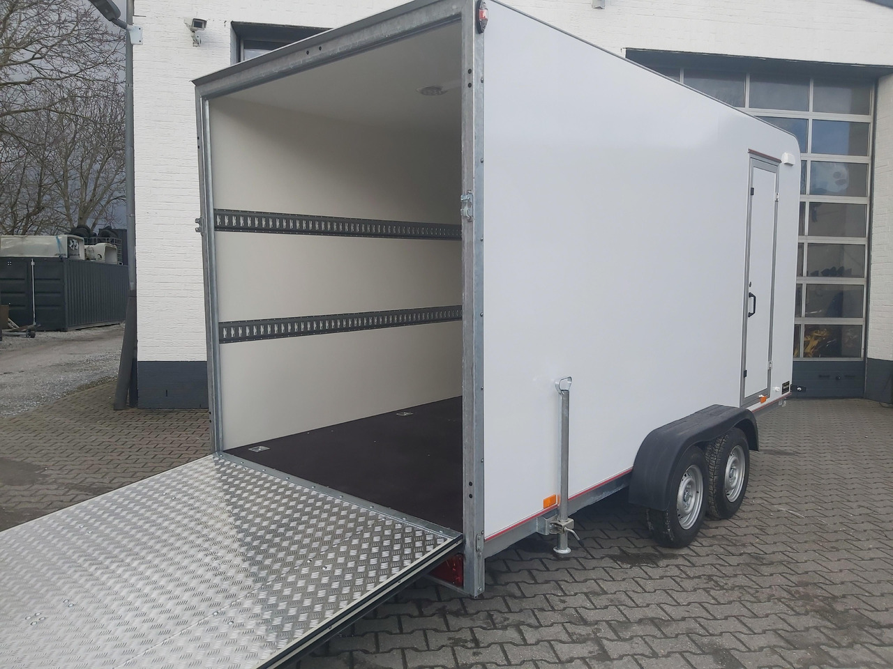 Koffer TFS 420T.01 2700 420x200x210cm aero Heckrampe Seitentür Licht (XL) 100km/H 2700kg Modell 2024 - Remolque caja cerrada: foto 1 Koffer TFS 420T.01 2700 420x200x210cm aero Heckrampe Seitentür Licht (XL) 100km/H 2700kg Modell 2024 - Remolque caja cerrada: foto 1