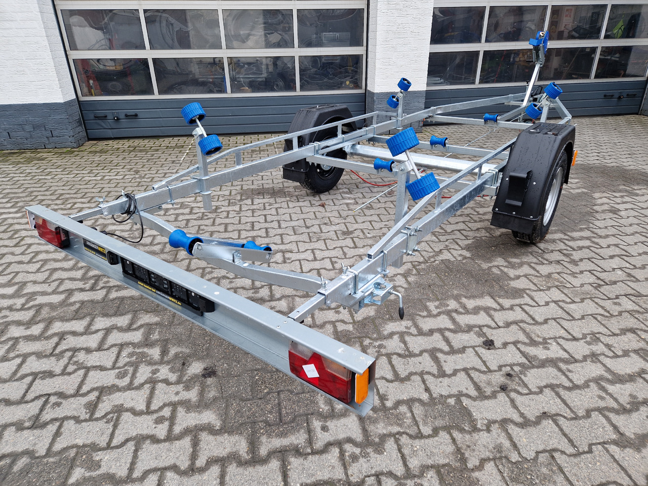 Neptun Bootstrailer Navy GN 231 1300 mit Winde 1300kg Modell 2024 - Remolque para barco: foto 1 Neptun Bootstrailer Navy GN 231 1300 mit Winde 1300kg Modell 2024 - Remolque para barco: foto 1