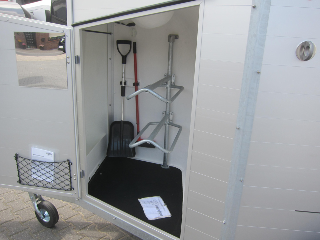 Pferdeanhänger Böckmann Champion R 165 Western Sattelkammer blackline 2400kg CFF 100 km/H Modell 22 - Remolque para caballos: foto 3 Pferdeanhänger Böckmann Champion R 165 Western Sattelkammer blackline 2400kg CFF 100 km/H Modell 22 - Remolque para caballos: foto 3