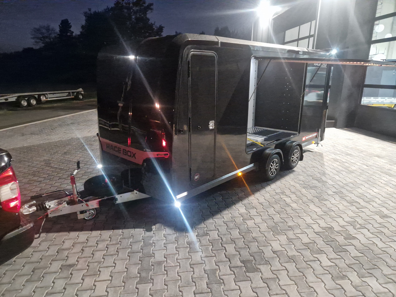 Remolque de coche Race BOX 610-5019-30-2-12-B 500x195x200cm Flügeltüren Rückfahrkamera Lüfter 3000kg: foto 8