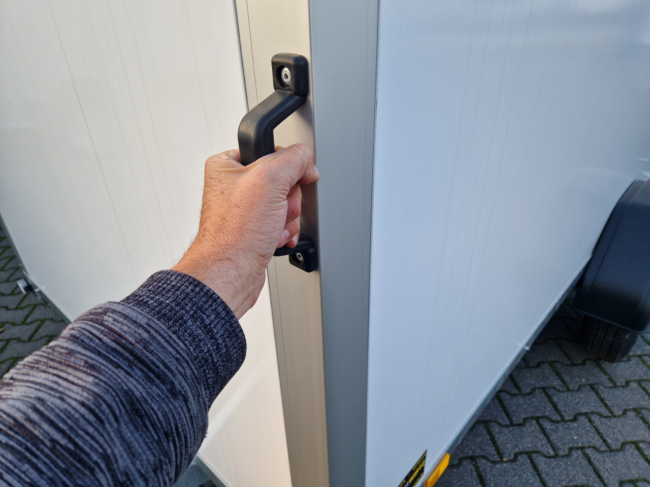 Saris Koffer GO 306 154 180 1500 1 306x154x180cm GFK weiß (M) 1500kg - Remolque caja cerrada: foto 3 Saris Koffer GO 306 154 180 1500 1 306x154x180cm GFK weiß (M) 1500kg - Remolque caja cerrada: foto 3