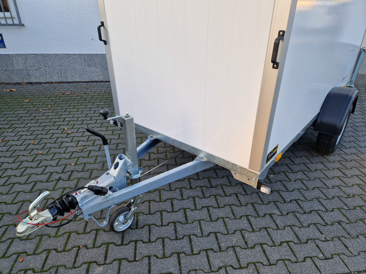 Saris Koffer GO 306 154 180 1500 1 306x154x180cm GFK weiß (M) 1500kg - Remolque caja cerrada: foto 2 Saris Koffer GO 306 154 180 1500 1 306x154x180cm GFK weiß (M) 1500kg - Remolque caja cerrada: foto 2