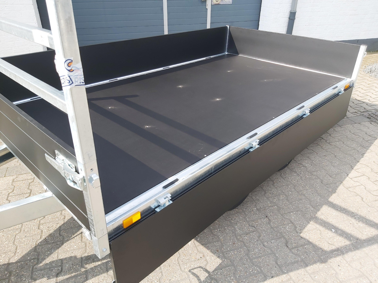 Saris PL306 170 2700 2 306x170x30cm black Edition LED Beleuchtung H Gestell 13" (M) 2700kg - Remolque plataforma/ Caja abierta: foto 4 Saris PL306 170 2700 2 306x170x30cm black Edition LED Beleuchtung H Gestell 13" (M) 2700kg - Remolque plataforma/ Caja abierta: foto 4