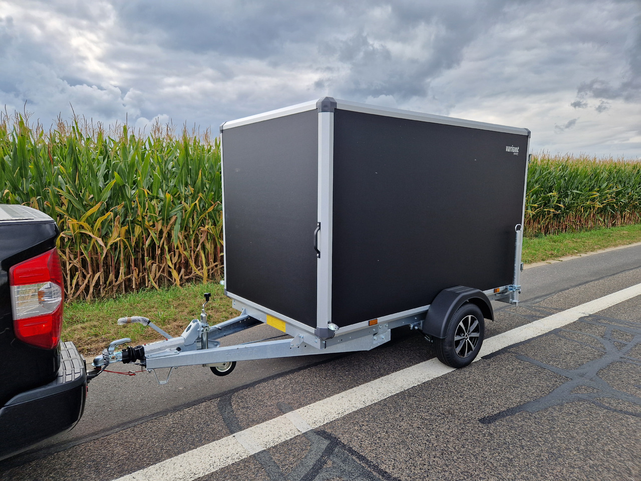 Variant C1315 C2 Edition black 258x148x157cm Alufelgen darkline 1350kg 100km/H 2024 black deal - Remolque caja cerrada: foto 2 Variant C1315 C2 Edition black 258x148x157cm Alufelgen darkline 1350kg 100km/H 2024 black deal - Remolque caja cerrada: foto 2