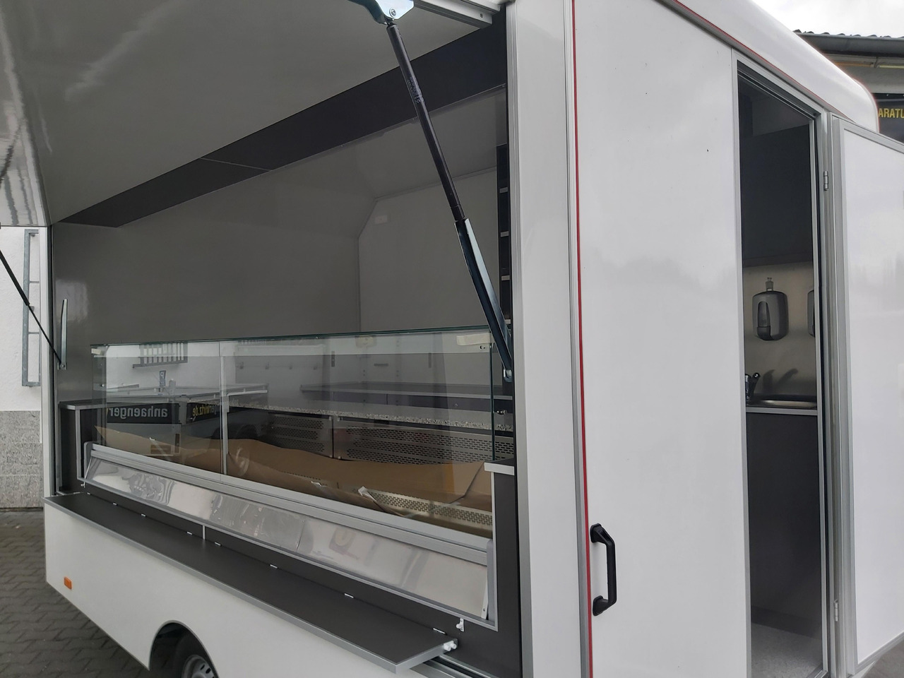 Verkaufsanhänger VK P 360 220 aero 360cm 300cm Kühltheke Ausstattung Verkaufklappe Profi (L) 1300kg - Remolque venta ambulante: foto 2 Verkaufsanhänger VK P 360 220 aero 360cm 300cm Kühltheke Ausstattung Verkaufklappe Profi (L) 1300kg - Remolque venta ambulante: foto 2