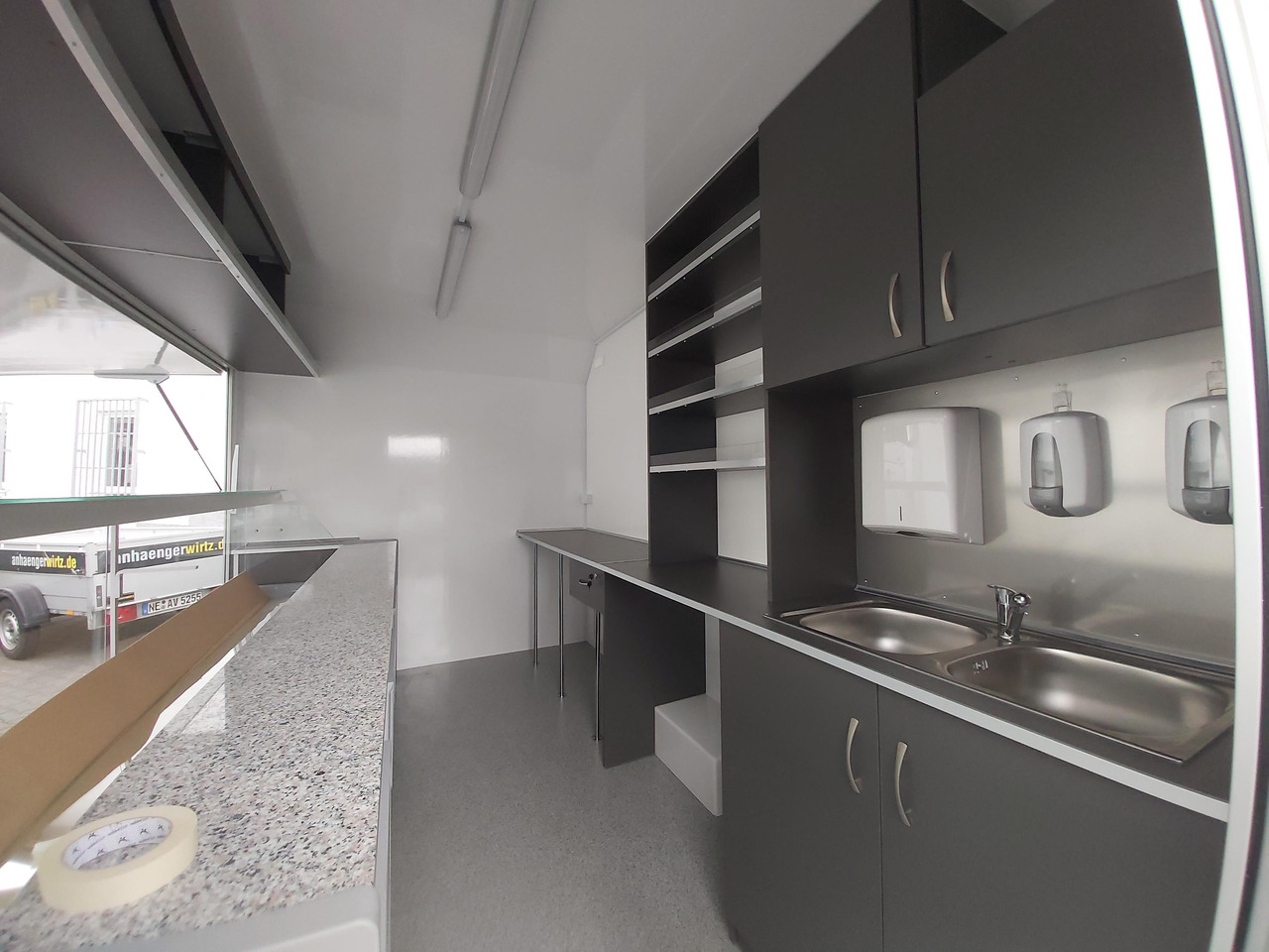 Verkaufsanhänger VK P 360 220 aero 360cm 300cm Kühltheke Ausstattung Verkaufklappe Profi (L) 1300kg - Remolque venta ambulante: foto 5 Verkaufsanhänger VK P 360 220 aero 360cm 300cm Kühltheke Ausstattung Verkaufklappe Profi (L) 1300kg - Remolque venta ambulante: foto 5