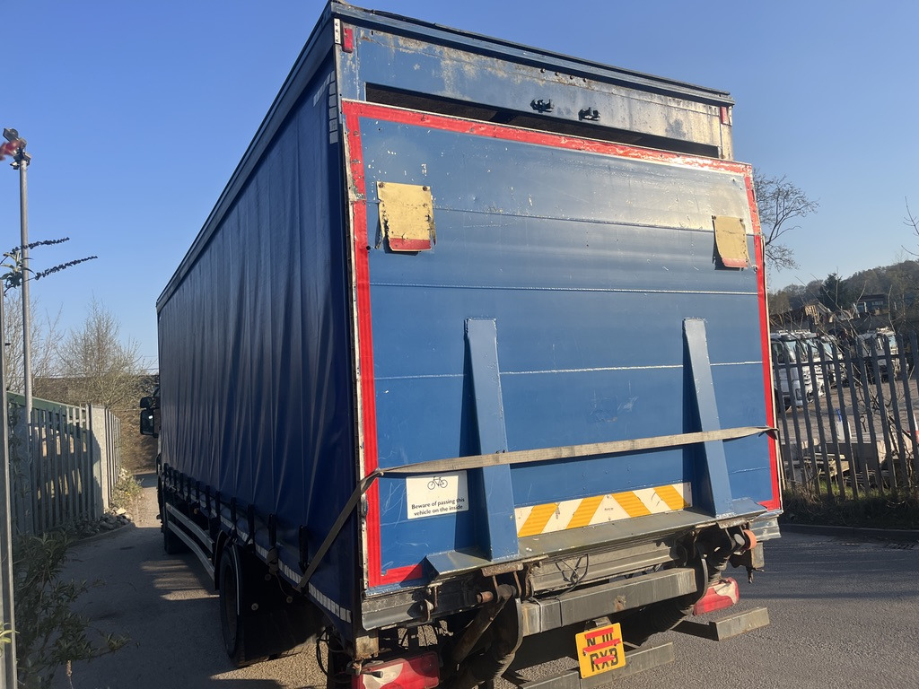 Scania P230 4x2 Curtain side - Camión lona: foto 4 Scania P230 4x2 Curtain side - Camión lona: foto 4
