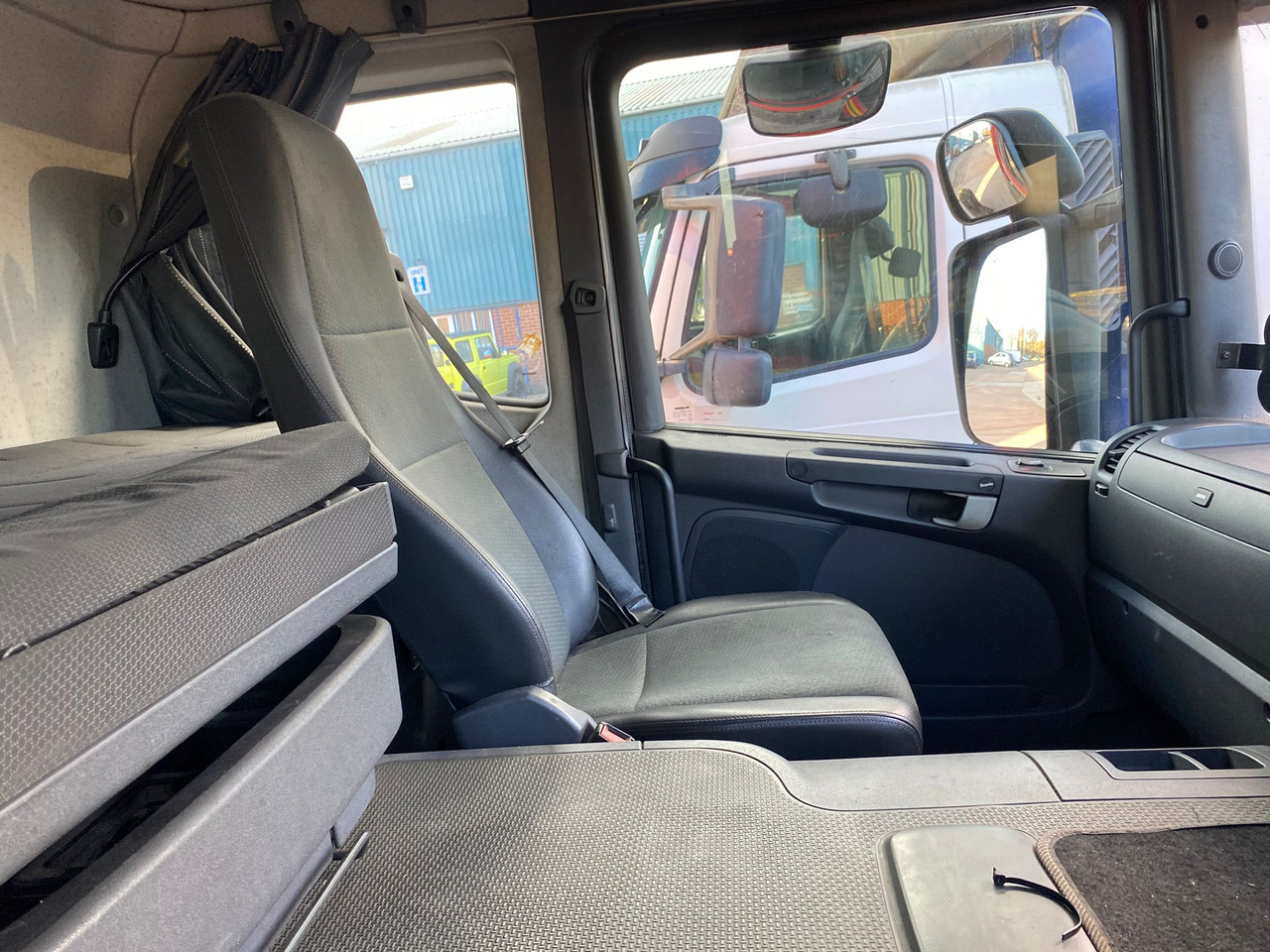 Scania P280 6x2 Curtain side - Camión lona: foto 5 Scania P280 6x2 Curtain side - Camión lona: foto 5