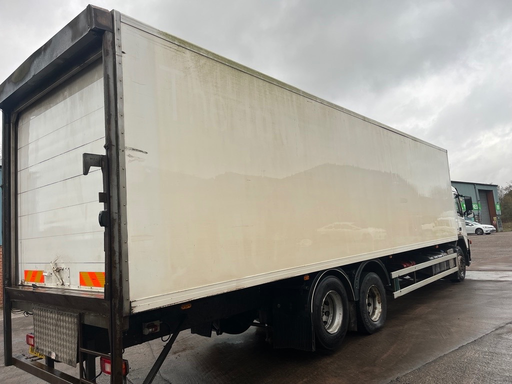 Volvo FM9 300 Euro 4 - Furgoneta caja cerrada: foto 3 Volvo FM9 300 Euro 4 - Furgoneta caja cerrada: foto 3