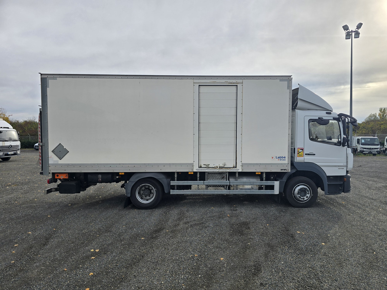 MERCEDES-BENZ Atego 1218 - Box - LIFT - SIDE DOOR - ADR - Camión caja cerrada: foto 3 MERCEDES-BENZ Atego 1218 - Box - LIFT - SIDE DOOR - ADR - Camión caja cerrada: foto 3