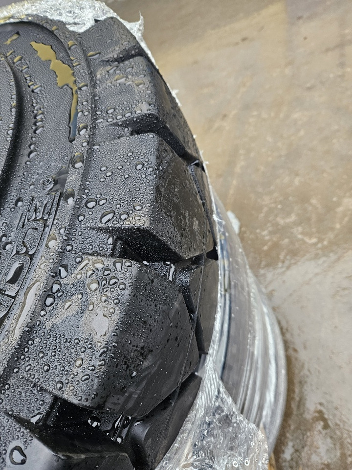 SOLID tires - Rueda completa para Excavadora de ruedas: foto 4 SOLID tires - Rueda completa para Excavadora de ruedas: foto 4