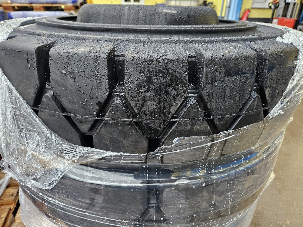 SOLID tires - Rueda completa para Excavadora de ruedas: foto 2 SOLID tires - Rueda completa para Excavadora de ruedas: foto 2