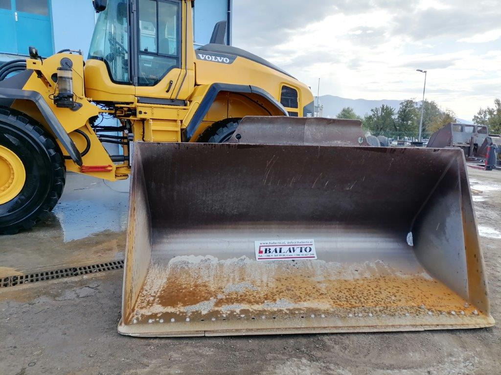VOLVO loader bucket 2800 mm - Cazo cargador para Cargadora de ruedas: foto 1 VOLVO loader bucket 2800 mm - Cazo cargador para Cargadora de ruedas: foto 1