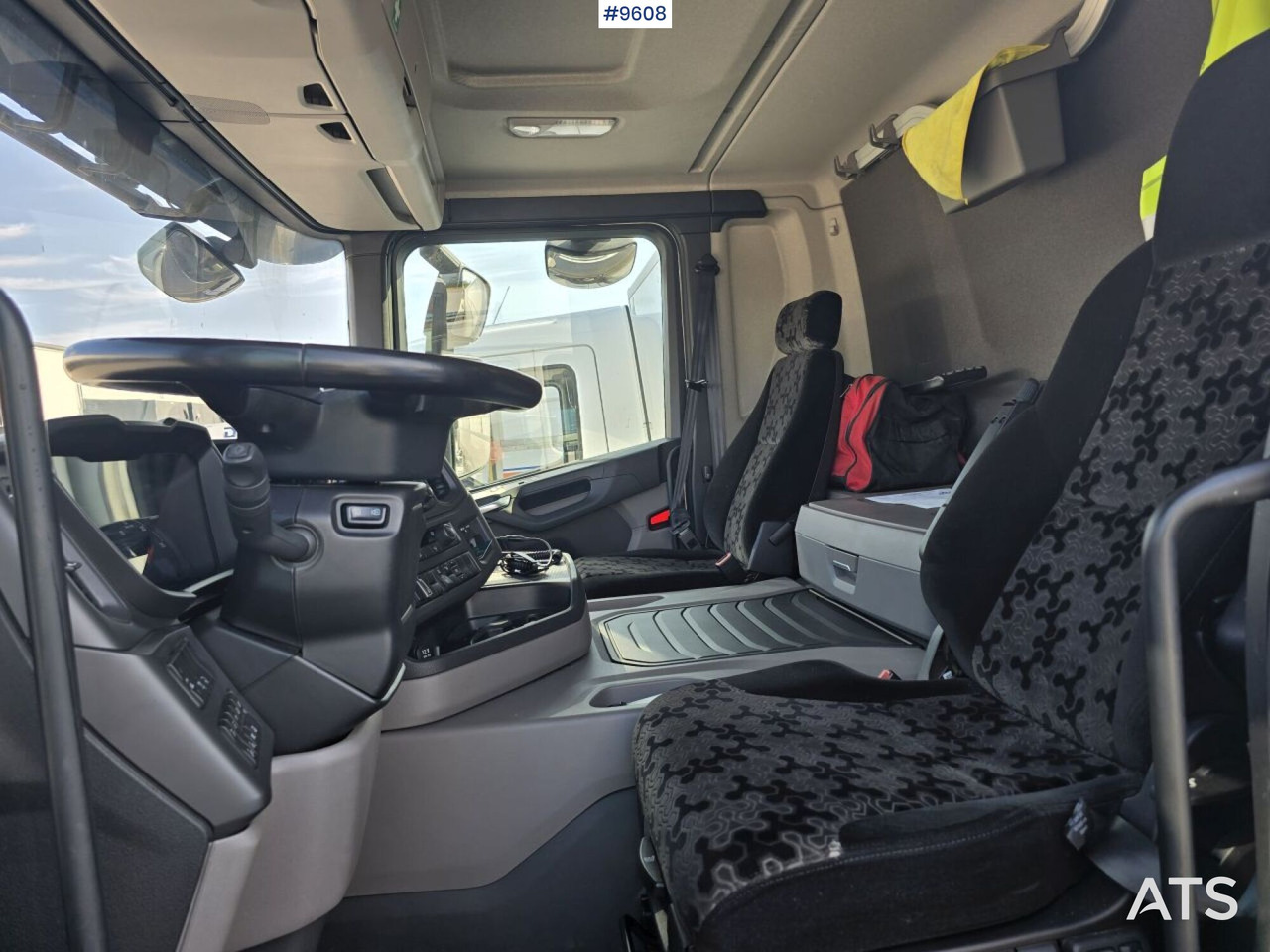 Scania P250 Liftable and lowerable body - Camión caja cerrada: foto 5 Scania P250 Liftable and lowerable body - Camión caja cerrada: foto 5