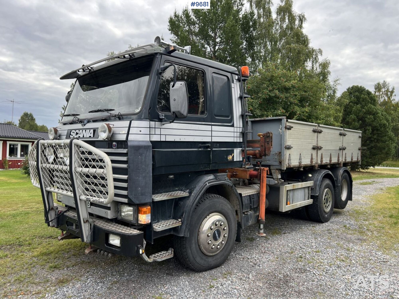 Scania R93 HL 6X2 with Hiab crane and plow mount - Camión caja abierta, Camión grúa: foto 1 Scania R93 HL 6X2 with Hiab crane and plow mount - Camión caja abierta, Camión grúa: foto 1