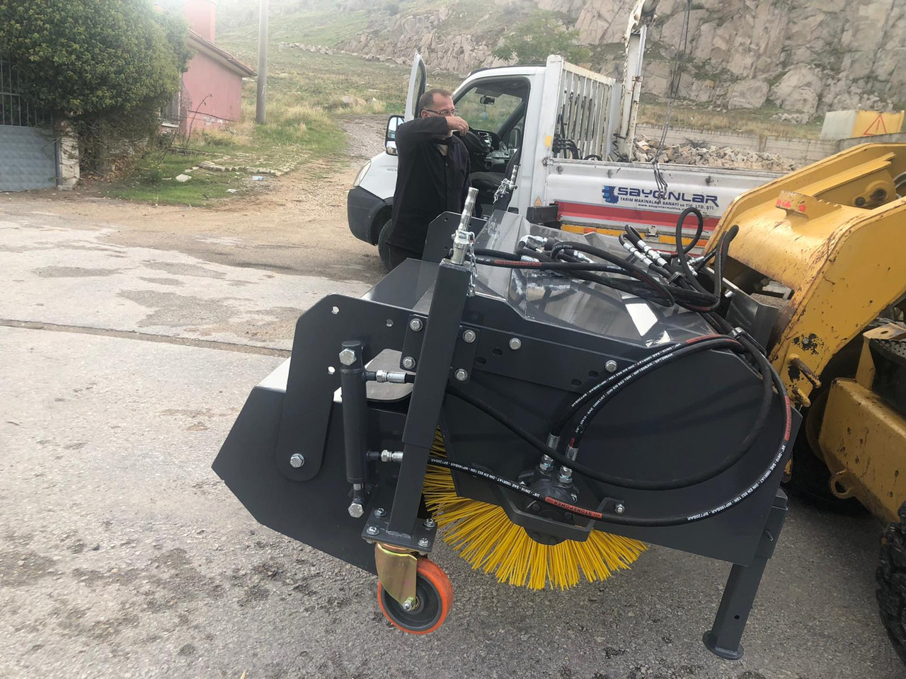 SAYGINLAR SKID STEER MOUNTED ROAD SWEEPER - Barredora cucharón para Minicargadora: foto 4 SAYGINLAR SKID STEER MOUNTED ROAD SWEEPER - Barredora cucharón para Minicargadora: foto 4