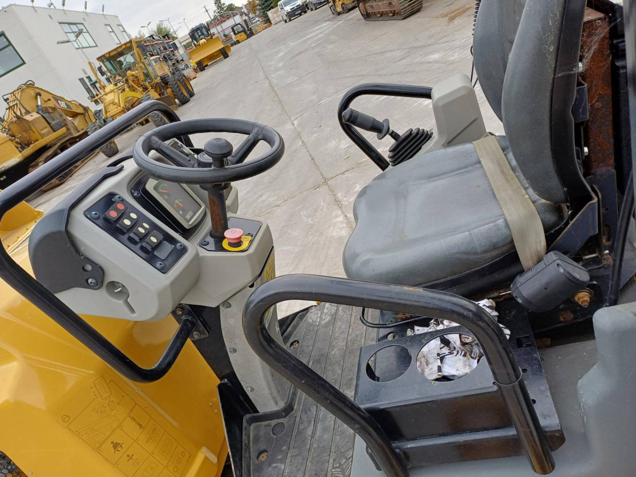 Apisonadora de asfalto CAT CB2.7LRC: foto 8 Apisonadora de asfalto CAT CB2.7LRC: foto 8