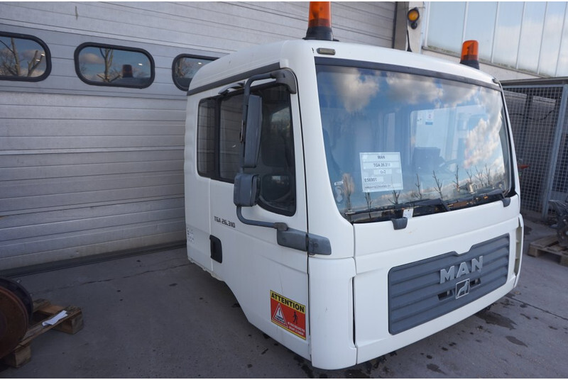 MAN F99L17 TGA 81.60000-7838 - Cabina e interior para Camión: foto 2 MAN F99L17 TGA 81.60000-7838 - Cabina e interior para Camión: foto 2