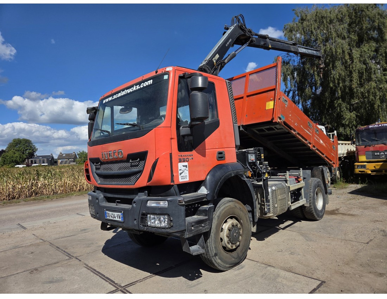 IVECO TRAKKER 330 AD190T33 4X4 TIPPER CRANE HIAB 099 ES-2 - Camión volquete, Camión grúa: foto 1 IVECO TRAKKER 330 AD190T33 4X4 TIPPER CRANE HIAB 099 ES-2 - Camión volquete, Camión grúa: foto 1