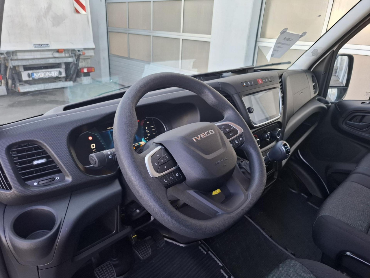 Foto del interior 1: Furgón, Furgoneta combi IVECO Daily 35S16D