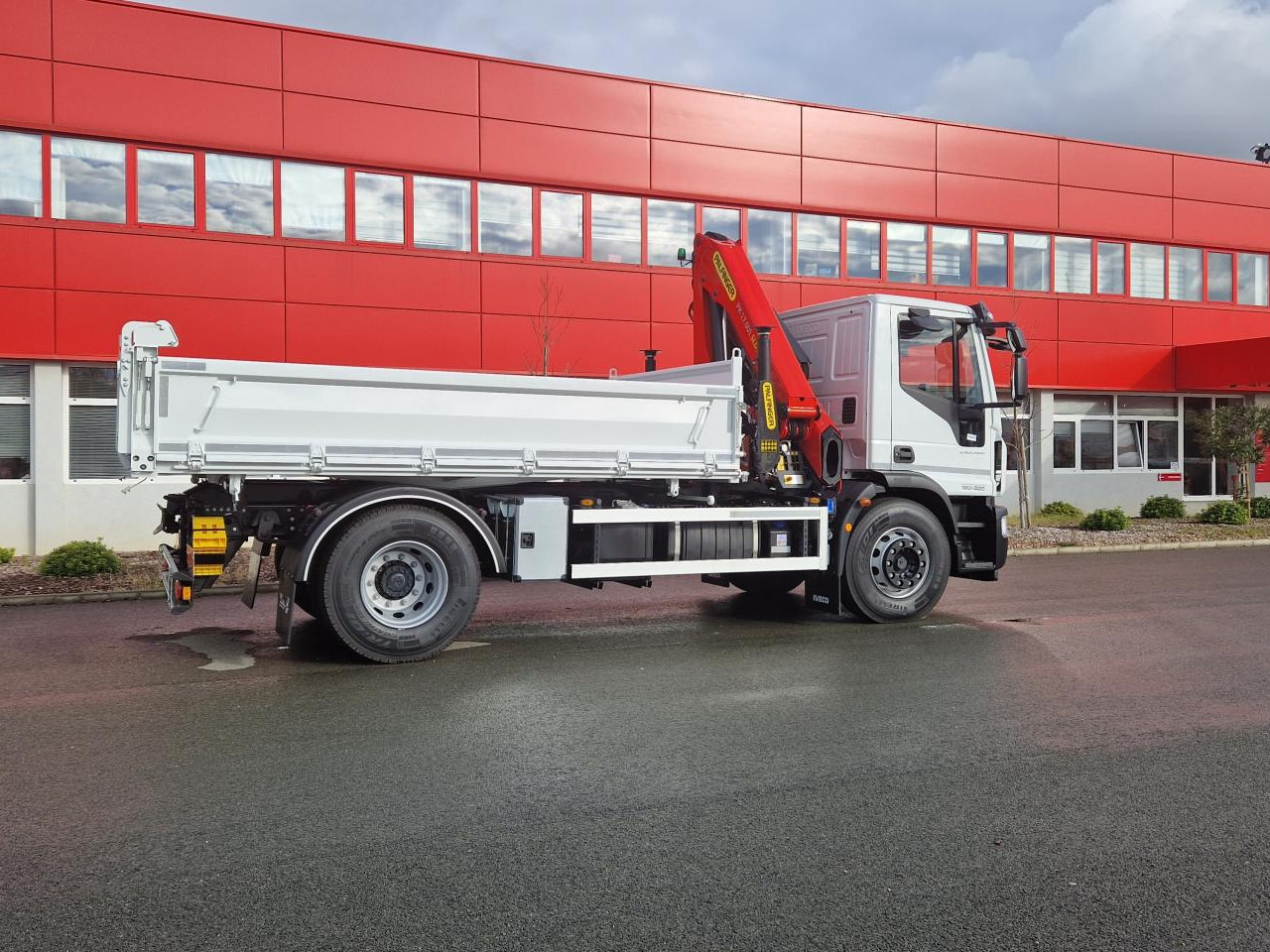 IVECO Eurocargo ML180E32 - Camión volquete: foto 4 IVECO Eurocargo ML180E32 - Camión volquete: foto 4