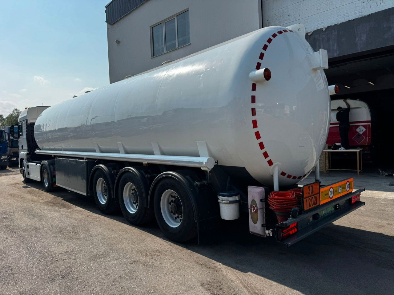 Schrader Treibstoff Diesel/Benzin, 4 Kammern, Sening - Semirremolque cisterna: foto 4 Schrader Treibstoff Diesel/Benzin, 4 Kammern, Sening - Semirremolque cisterna: foto 4