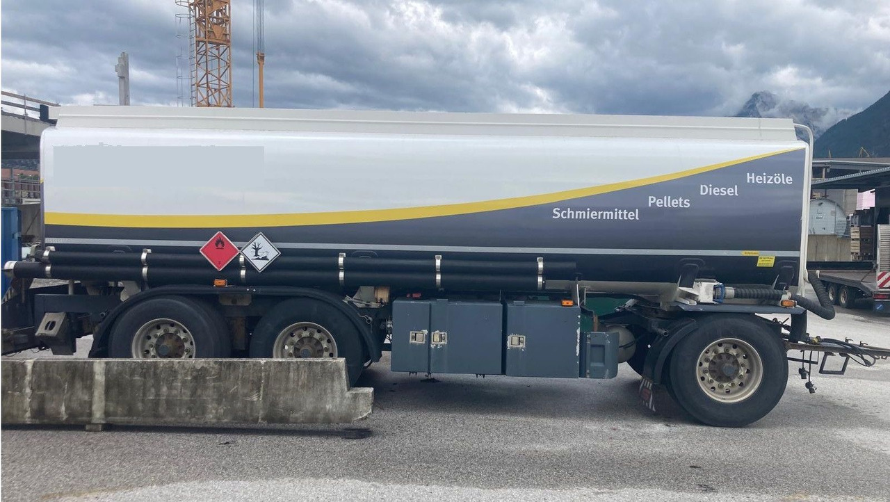 Schwarzmüller Schwingenschlögel, ADR, 3 Kammern, Fuel+Diesel - Remolque cisterna: foto 1 Schwarzmüller Schwingenschlögel, ADR, 3 Kammern, Fuel+Diesel - Remolque cisterna: foto 1