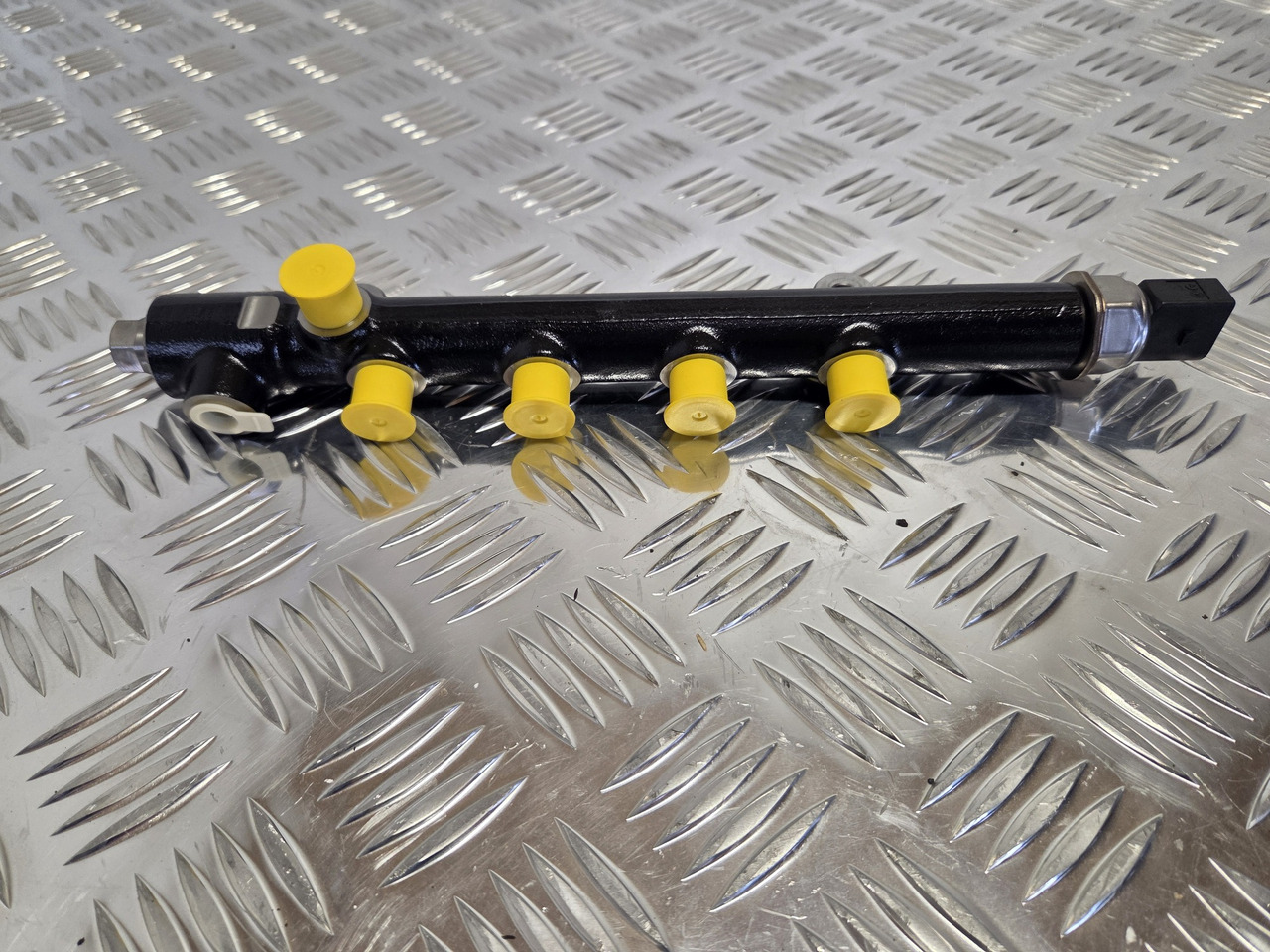 Delphi 28396695 GENUINE Fuel Rail JCB 320/A6548 NEW - Motor y piezas para Maquinaria de construcción: foto 4 Delphi 28396695 GENUINE Fuel Rail JCB 320/A6548 NEW - Motor y piezas para Maquinaria de construcción: foto 4