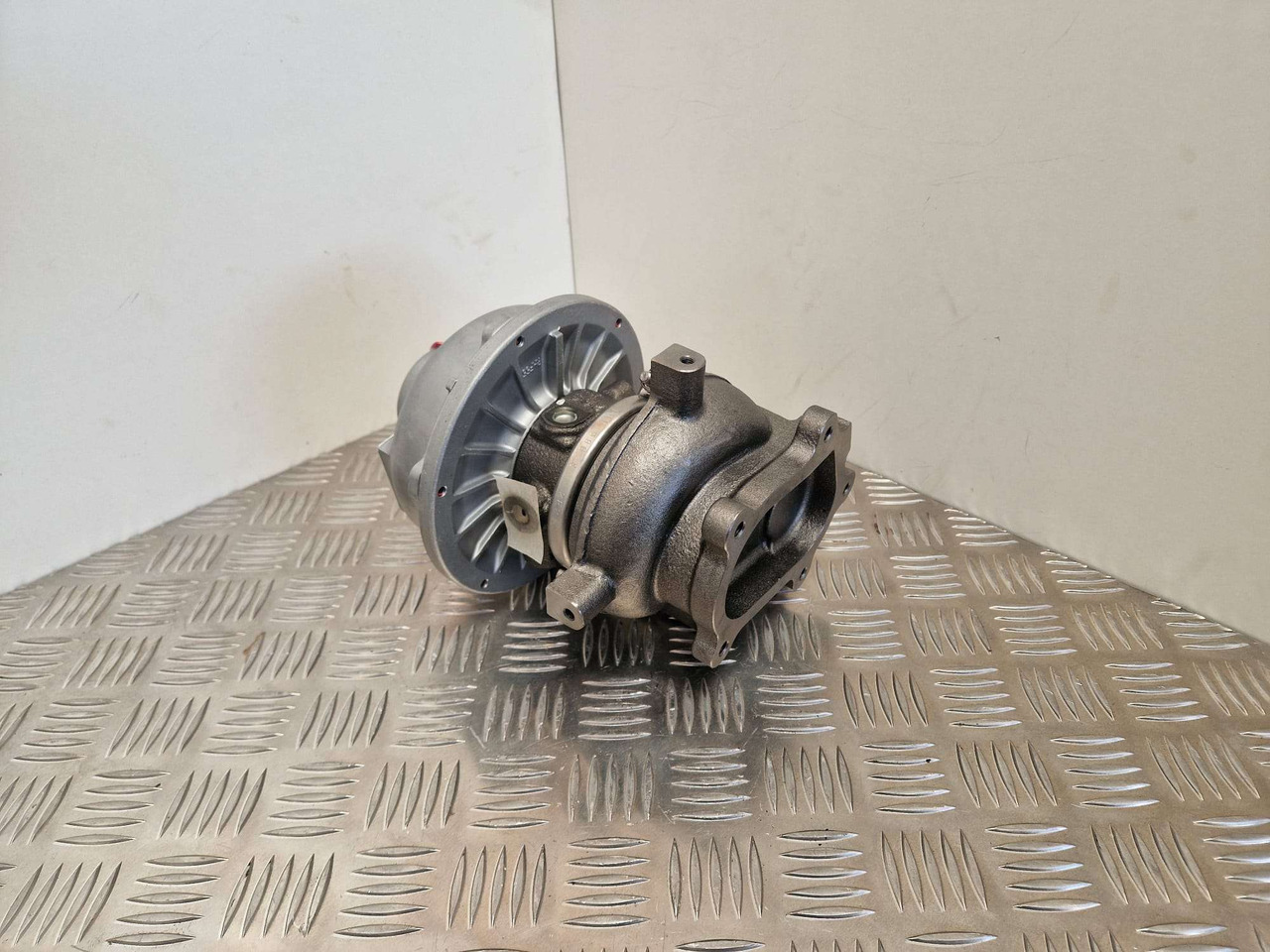 ISUZU 8980302170 Turbo 4HK1 JCB excavator turbo 02/802306 - Motor y piezas para Maquinaria de construcción: foto 4 ISUZU 8980302170 Turbo 4HK1 JCB excavator turbo 02/802306 - Motor y piezas para Maquinaria de construcción: foto 4
