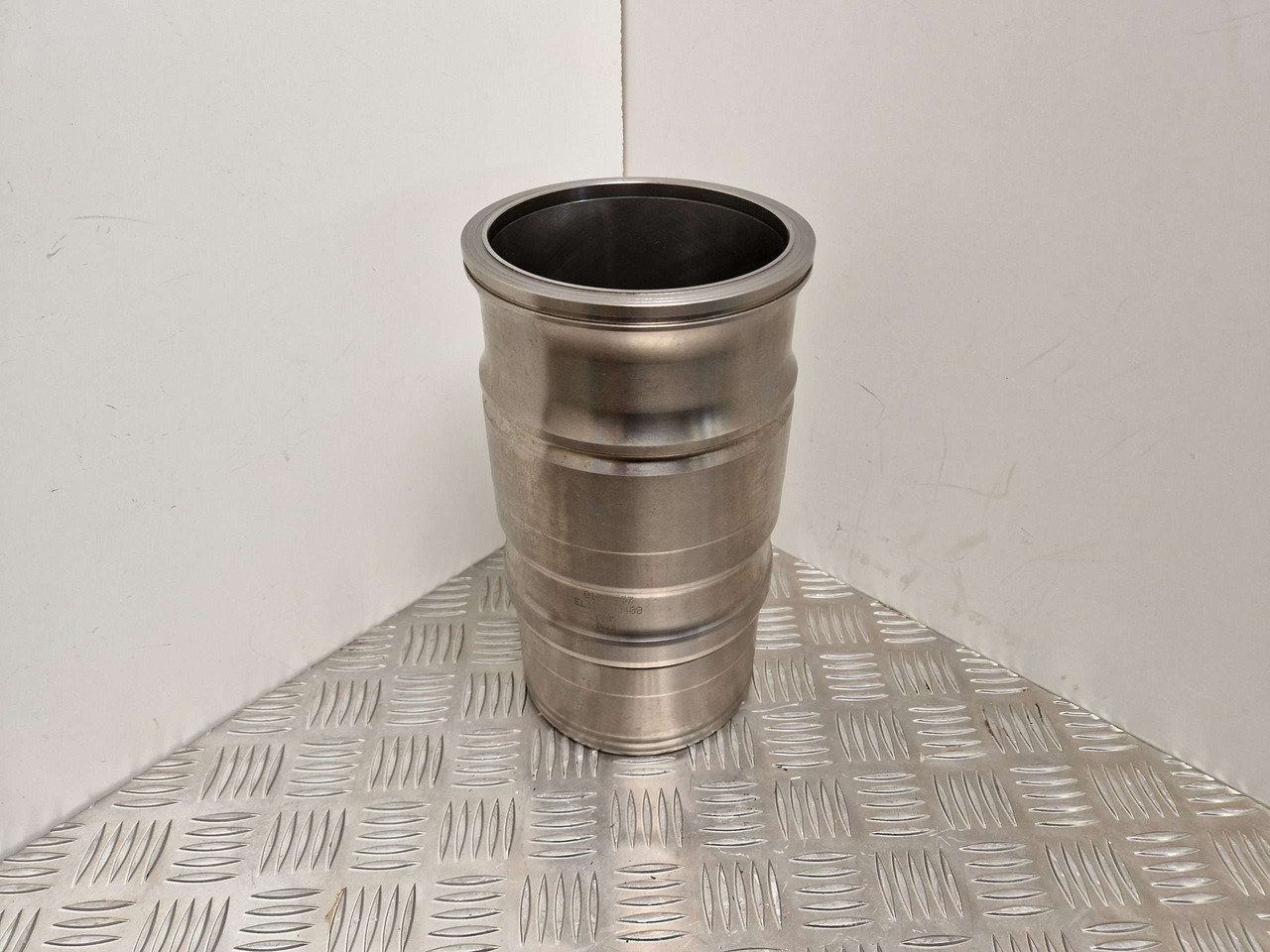 Scania 1868157 Piston Liner Set 6 127mm - Motor y piezas para Maquinaria de construcción: foto 1 Scania 1868157 Piston Liner Set 6 127mm - Motor y piezas para Maquinaria de construcción: foto 1