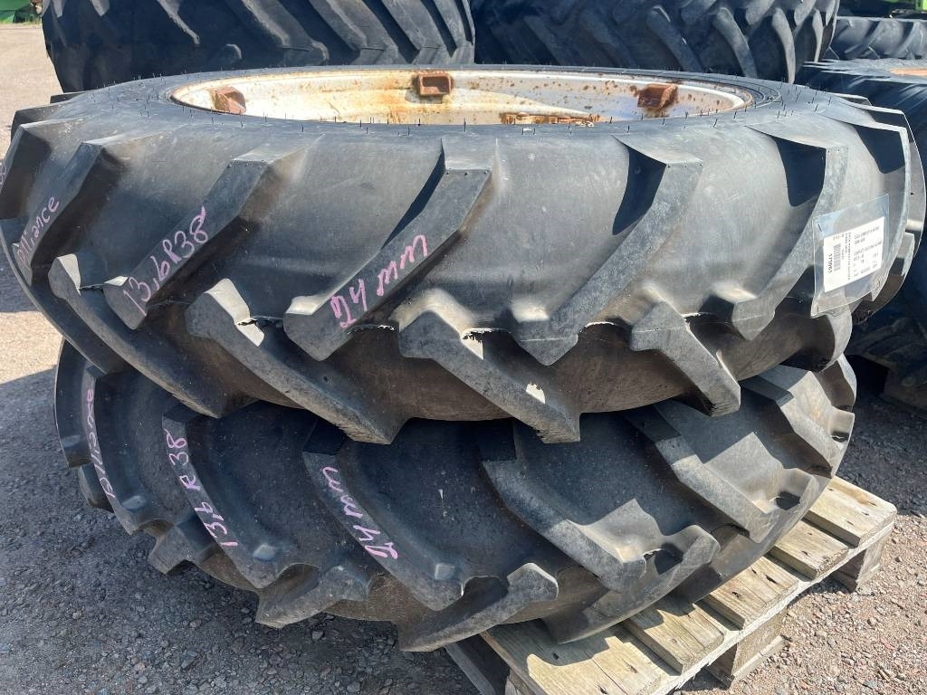 Alliance 13,6-38 Däck På Ford fälg - Neumático para Maquinaria agrícola: foto 1 Alliance 13,6-38 Däck På Ford fälg - Neumático para Maquinaria agrícola: foto 1